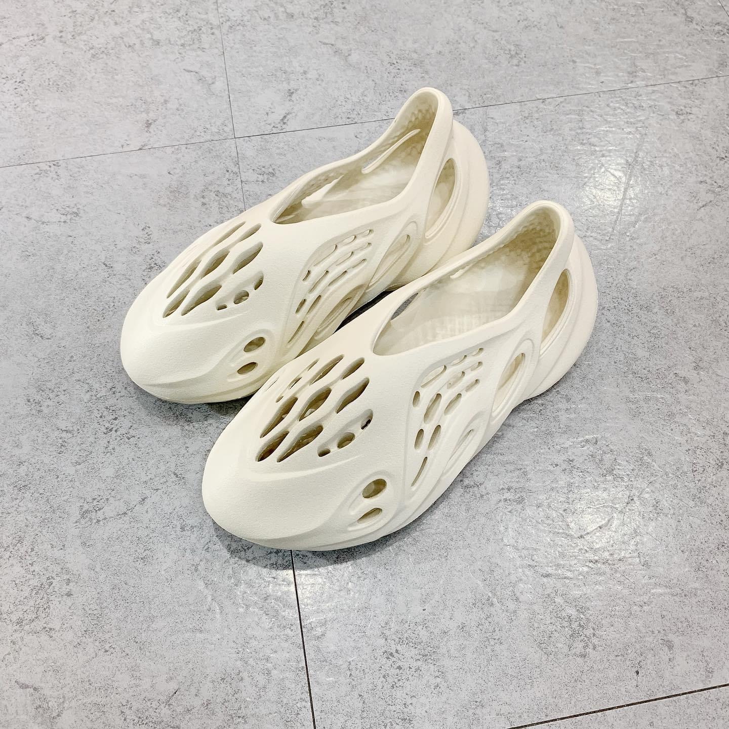 現貨 adidas Yeezy Foam RNNR Sand  FY4567