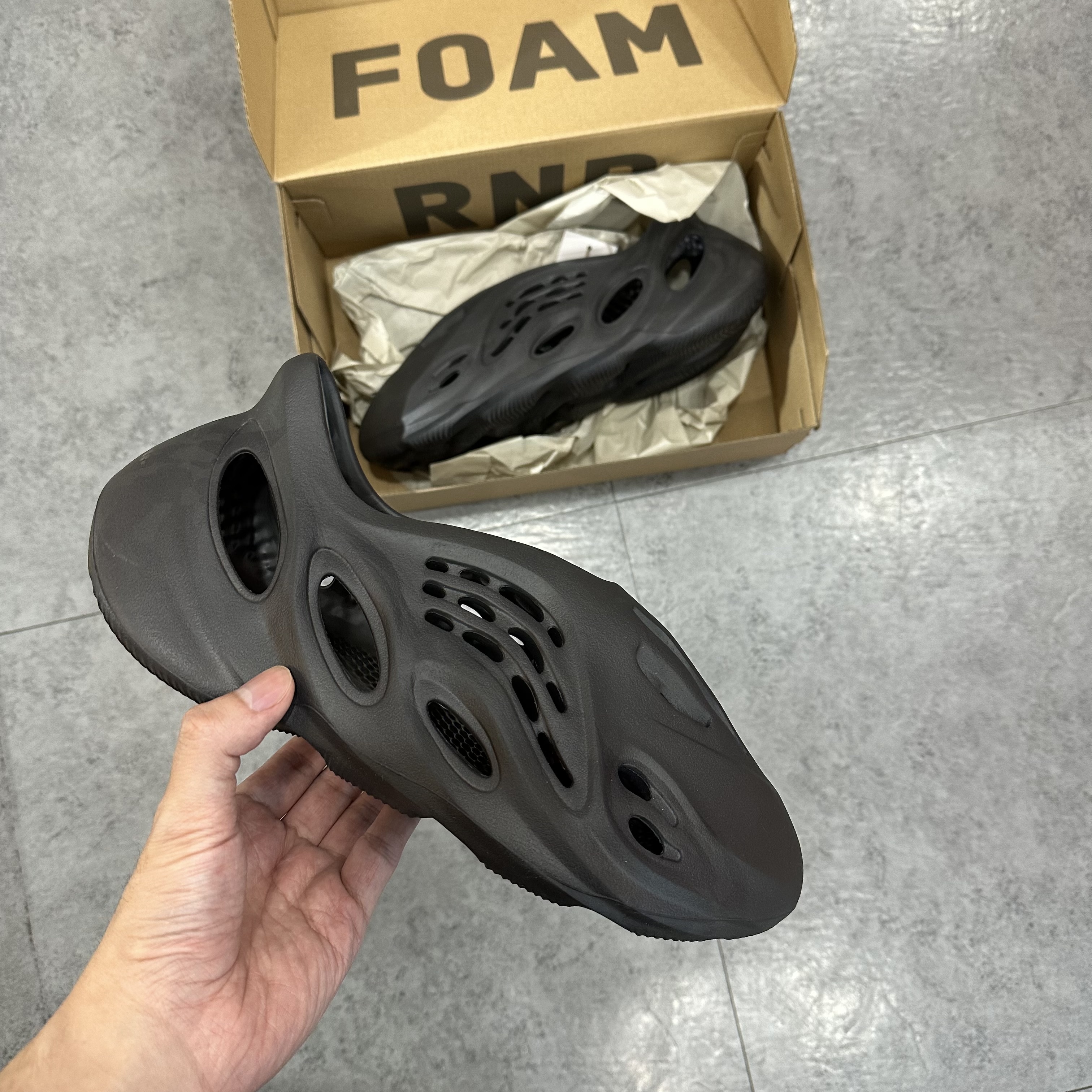 新品未使用 adidas YZY FORM RNR Onyx s-l1200.jpg