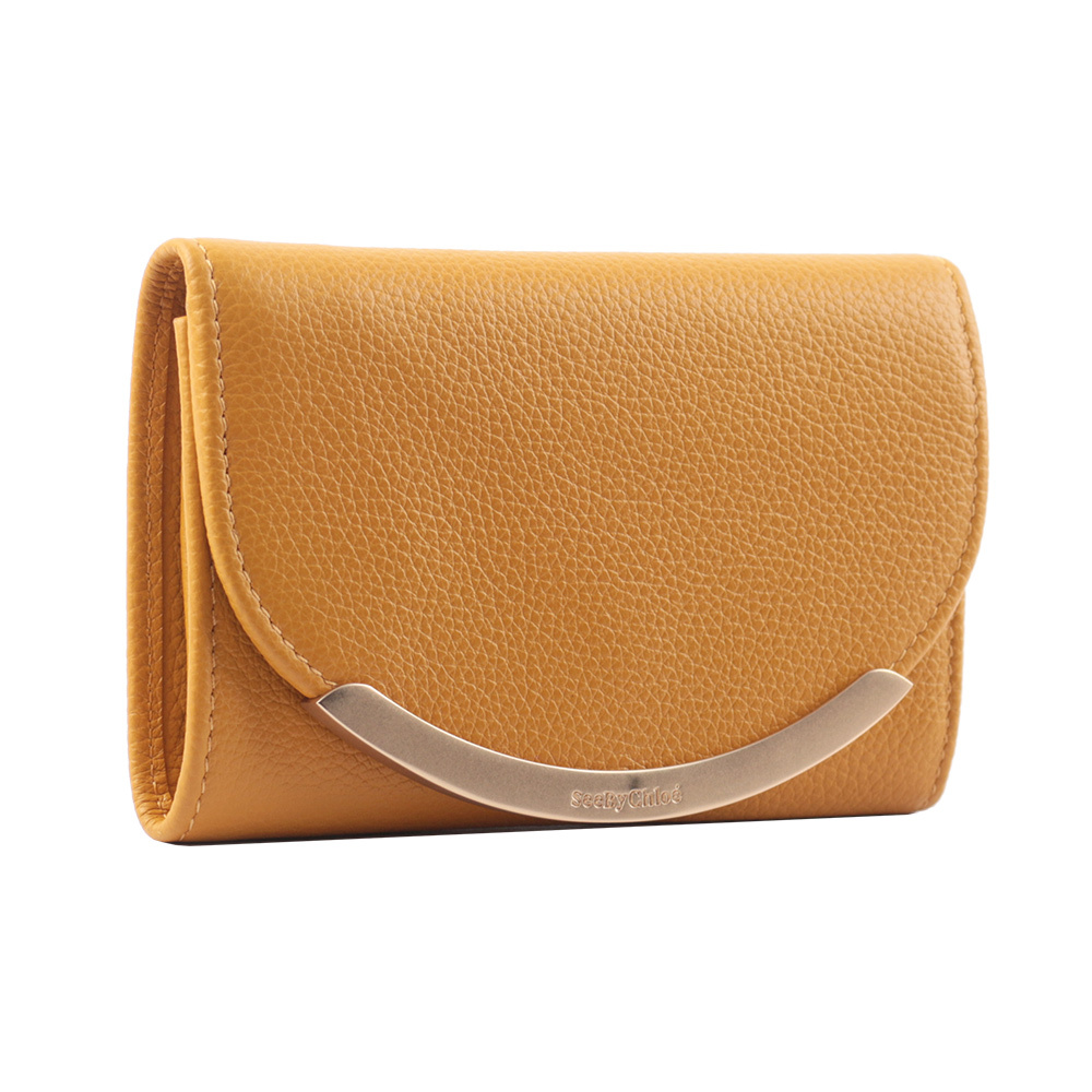 【SEE BY CHLOE】Lizzie 弧形標誌翻蓋牛皮中夾(金黃色)