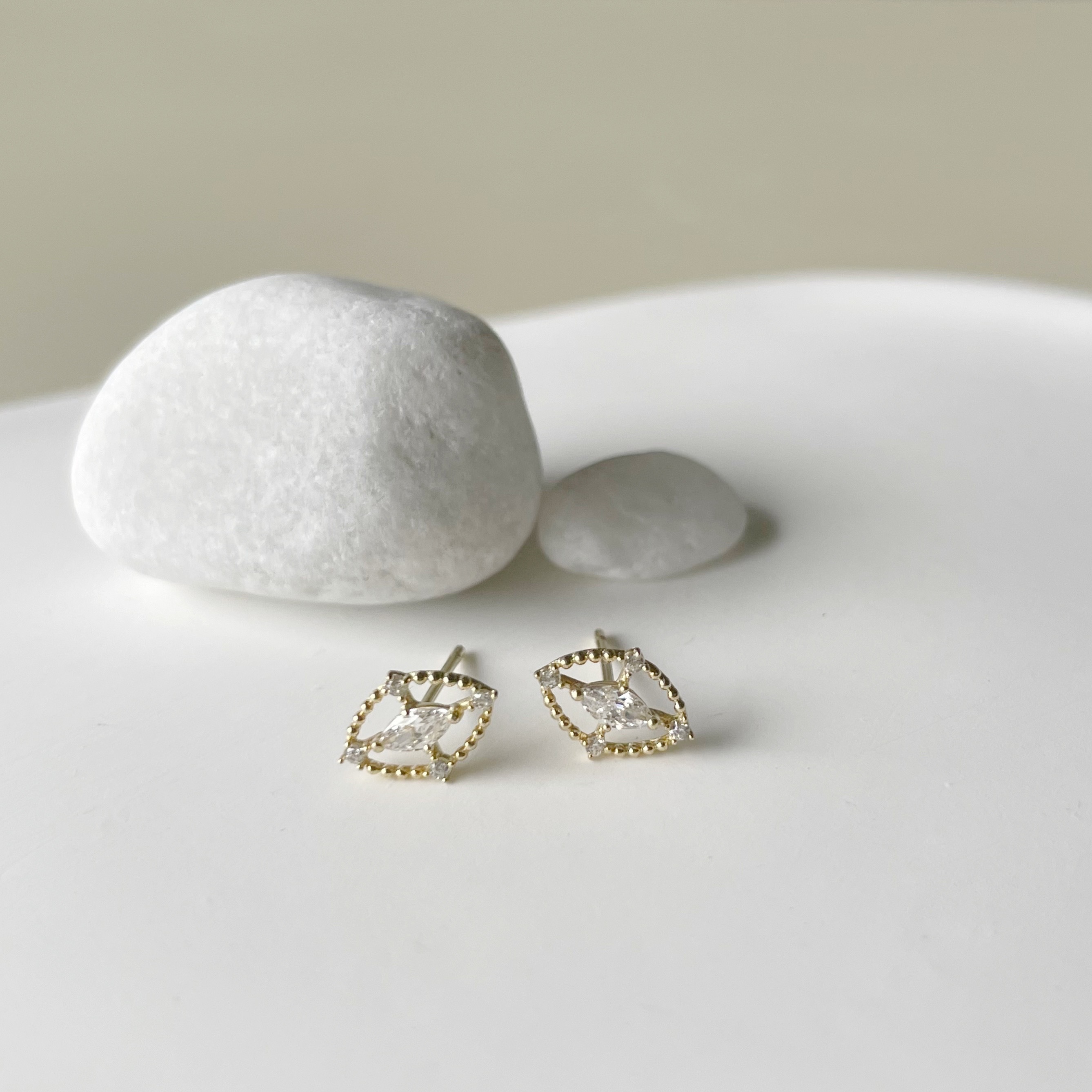 10k眼形羅盤鋯石耳環