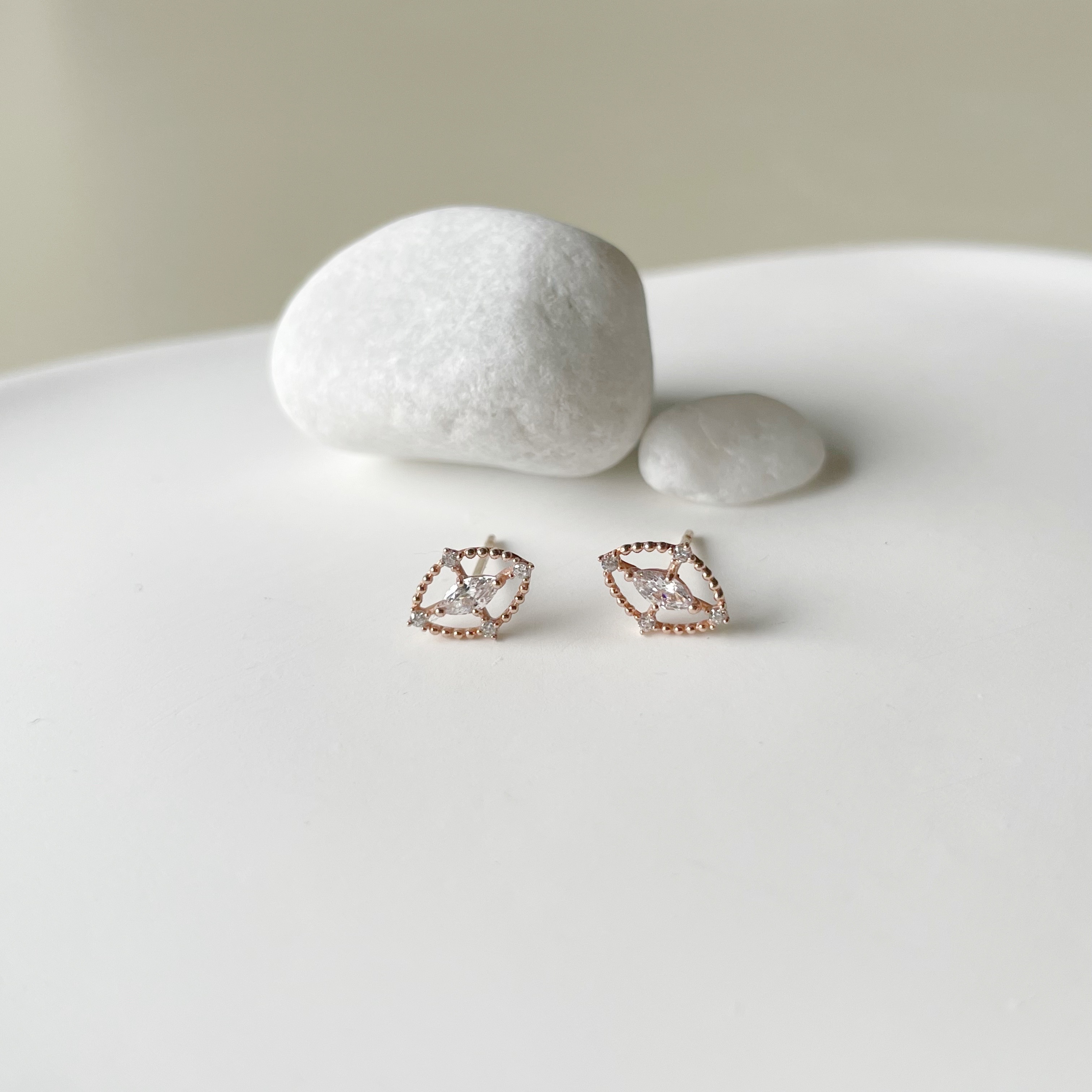 10k眼形羅盤鋯石耳環