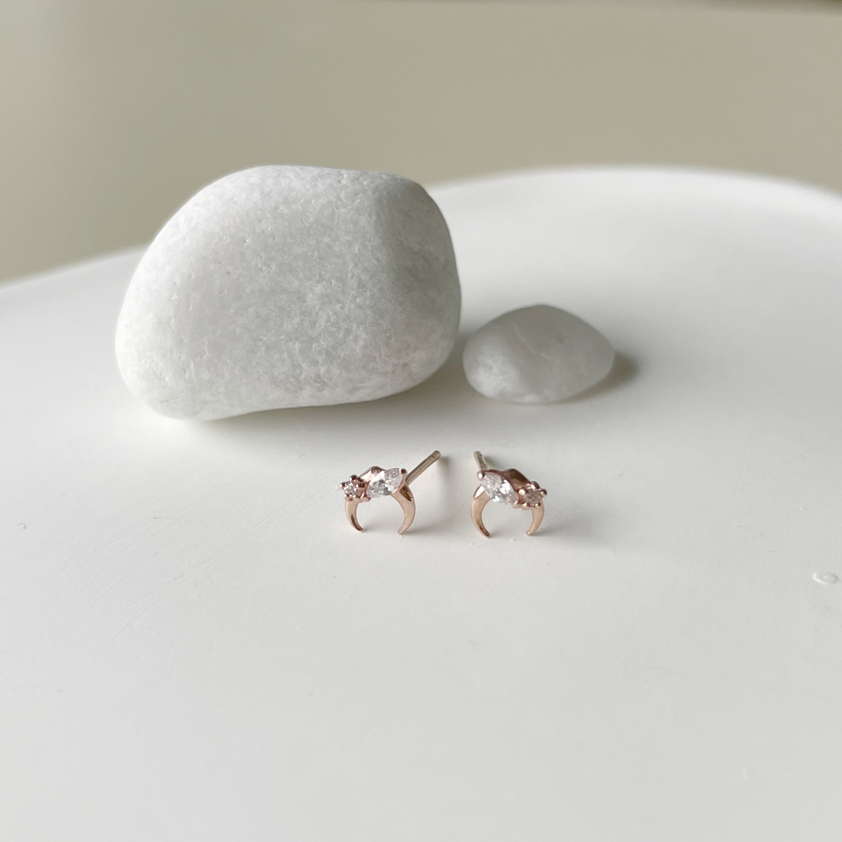 10k小牛角葉子鋯石耳環