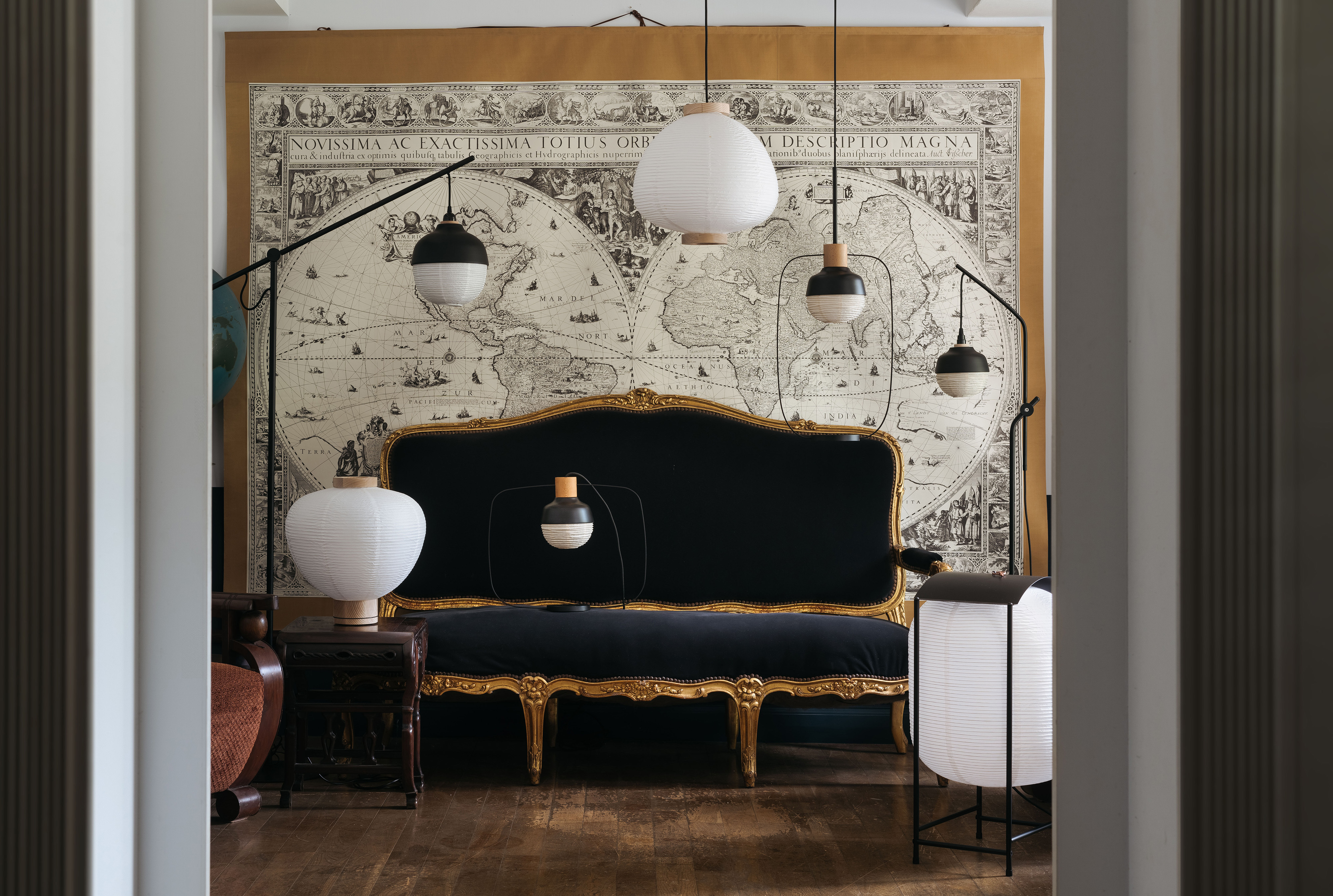 一盞東西燈具全系列在一個南洋殖民設計風格的空間裡