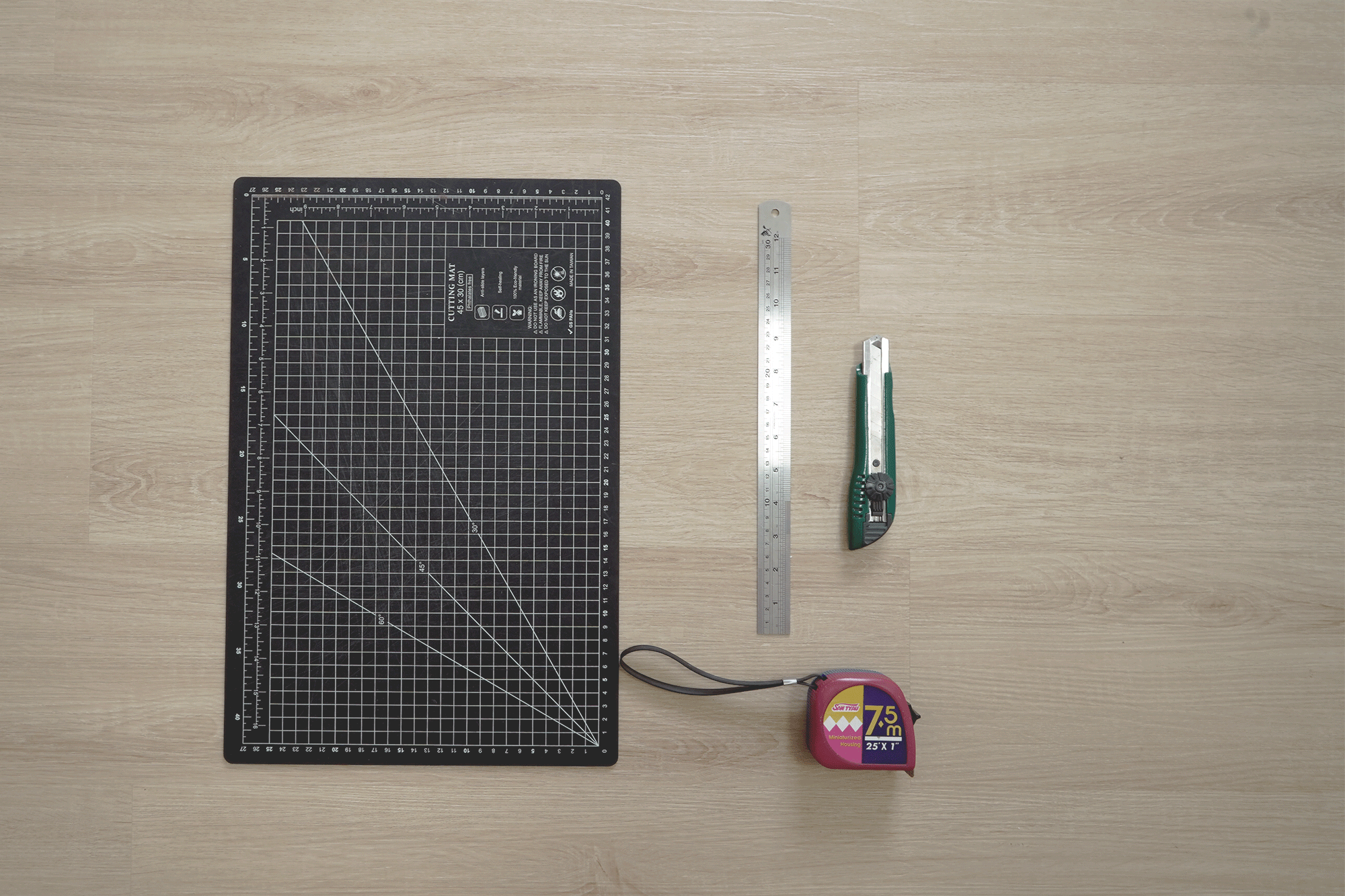 1.切割墊、2.鐵尺、3.大型美工刀、4.捲尺