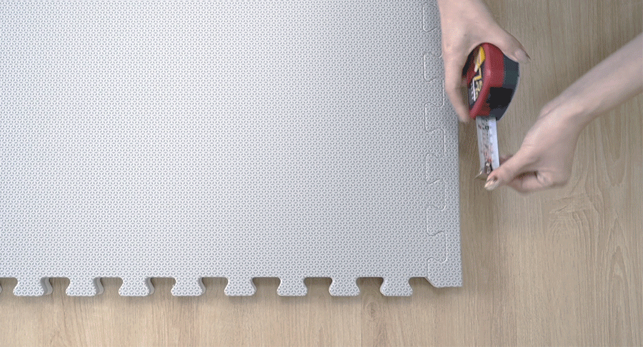 使用鐵尺輔助，切割巧拼地墊