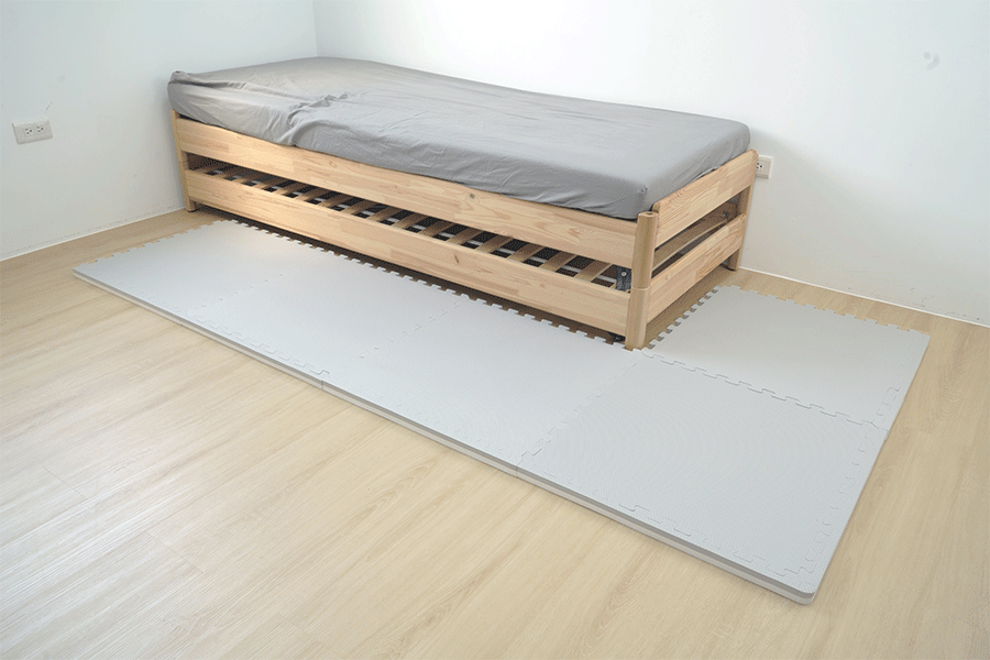 將切下來的地墊，拼接在剩餘的空間，大功告成！