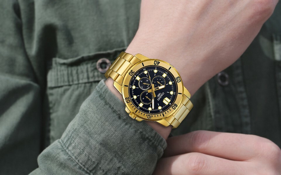 萬年鐘錶 - CASIO  大錶徑 全金色三眼不鏽鋼男錶 MTP-VD300G-1E  錶徑45MM