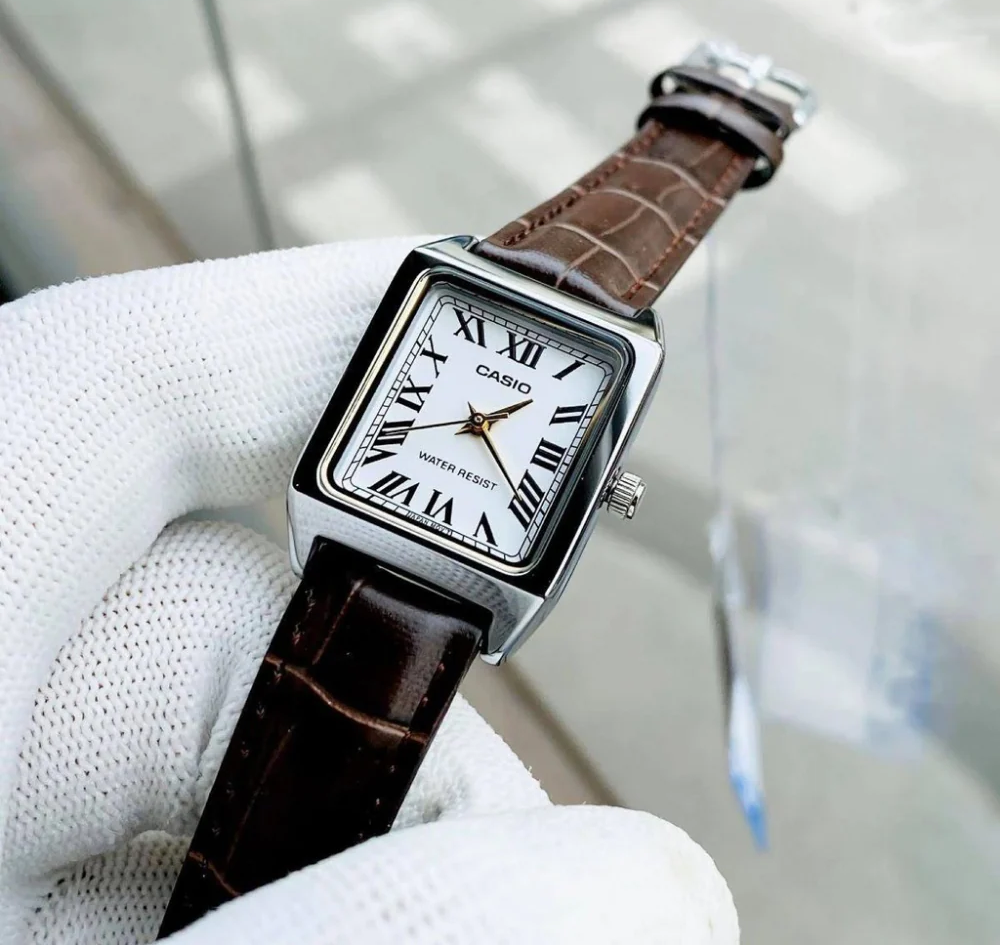 萬年鐘錶 - CASIO  簡單俐落羅馬字小巧方形皮革女錶 LTP-V007L-7B2  錶徑22MM