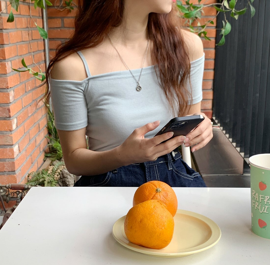 韓國Dejou授權 輕盈柔美三色平領細肩上衣