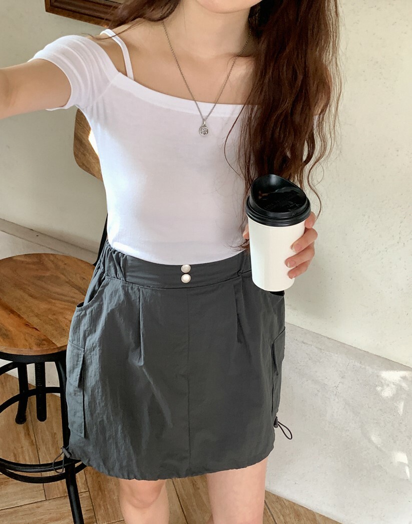 韓國Dejou授權 輕盈柔美三色平領細肩上衣