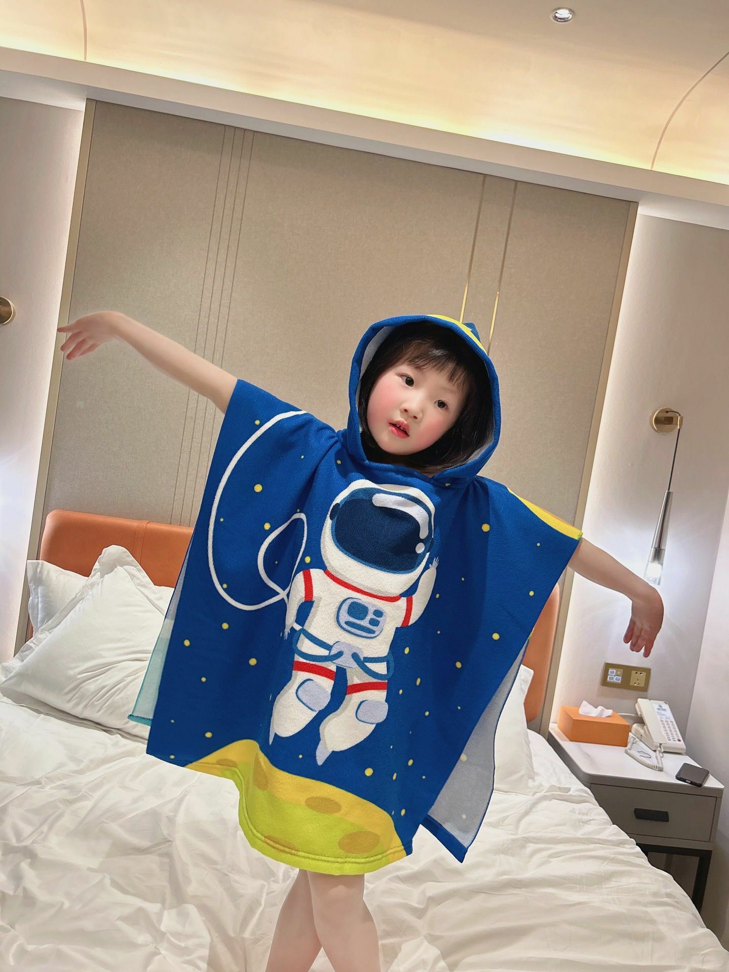 AF06BL_SS23_C👨🏻‍🚀🌏太空人連帽浴巾(pre-order)