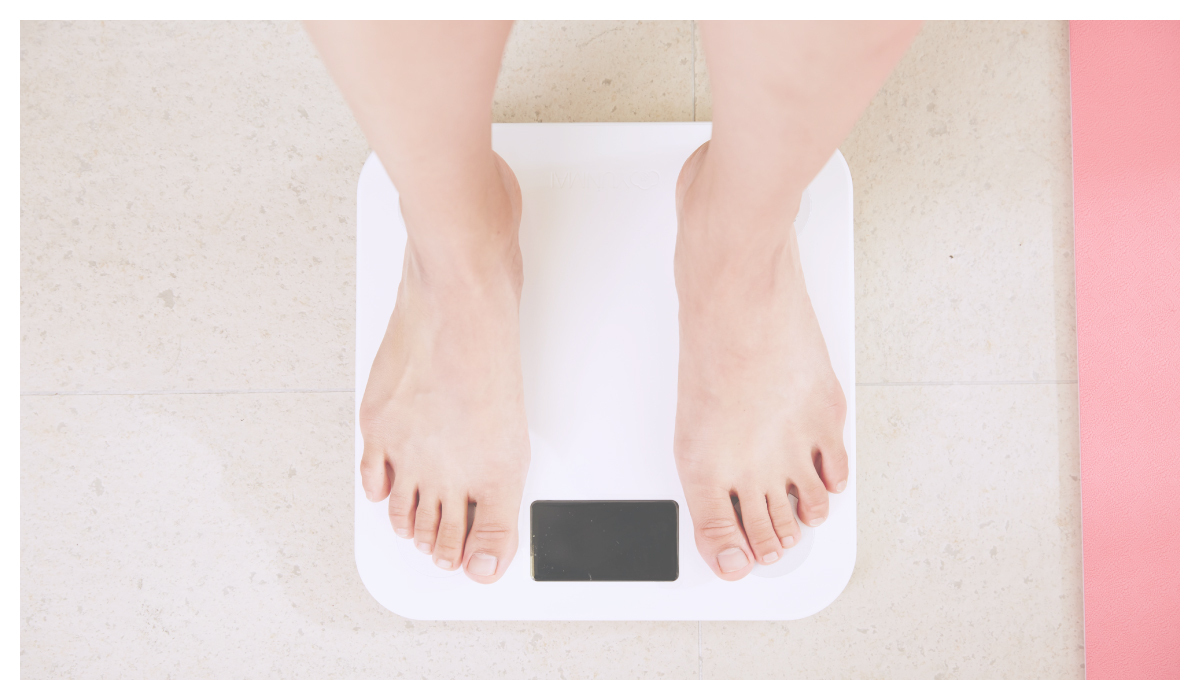 一個人在量體重