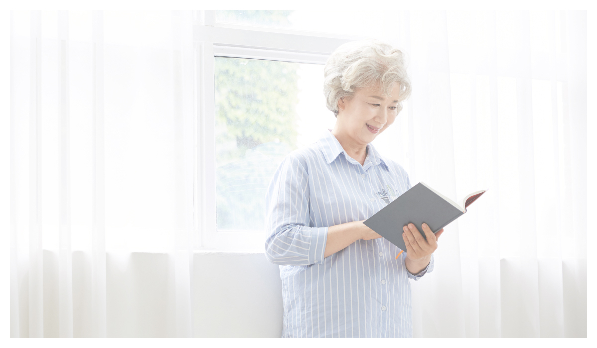 一個老人在窗邊讀書