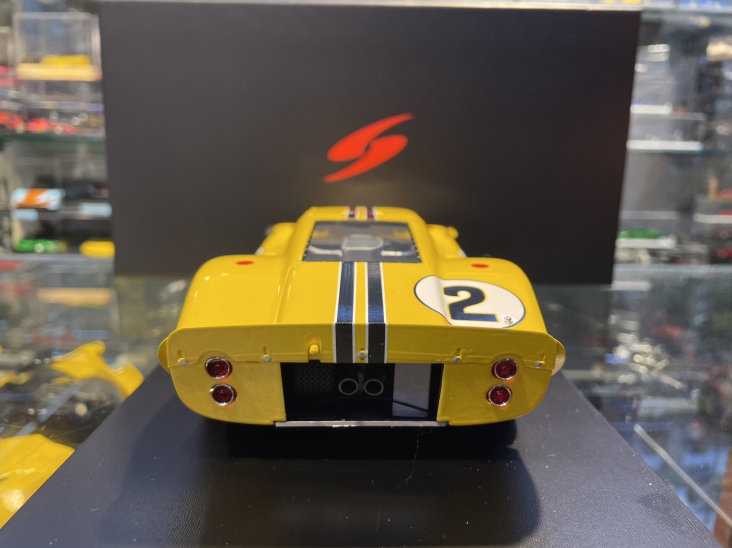 Voiture Miniature de Collection - SPARK 1/18 - FORD GT 40 MKIV - Winner