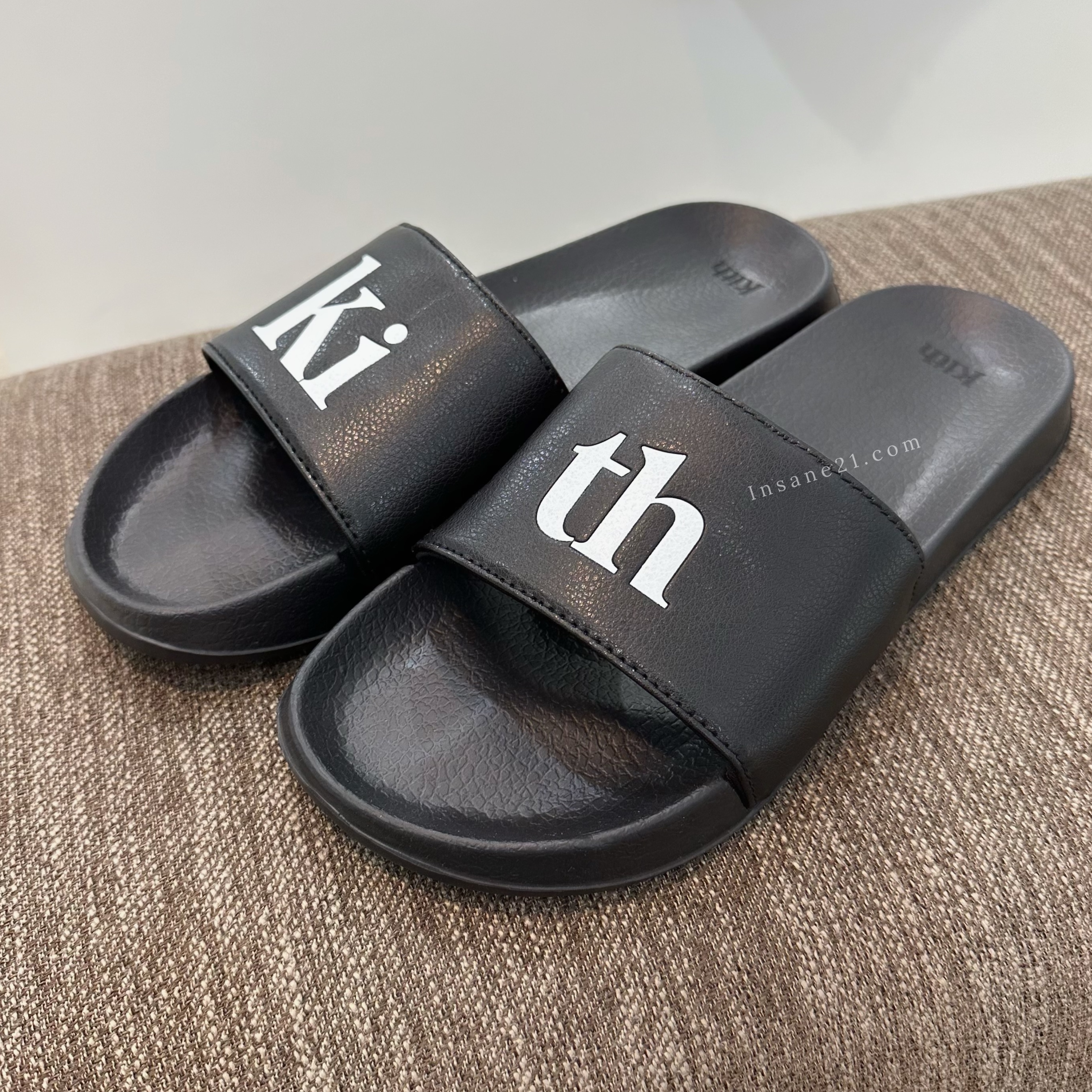 KITH SERIF LOGO SLIDE 經典字樣拖鞋