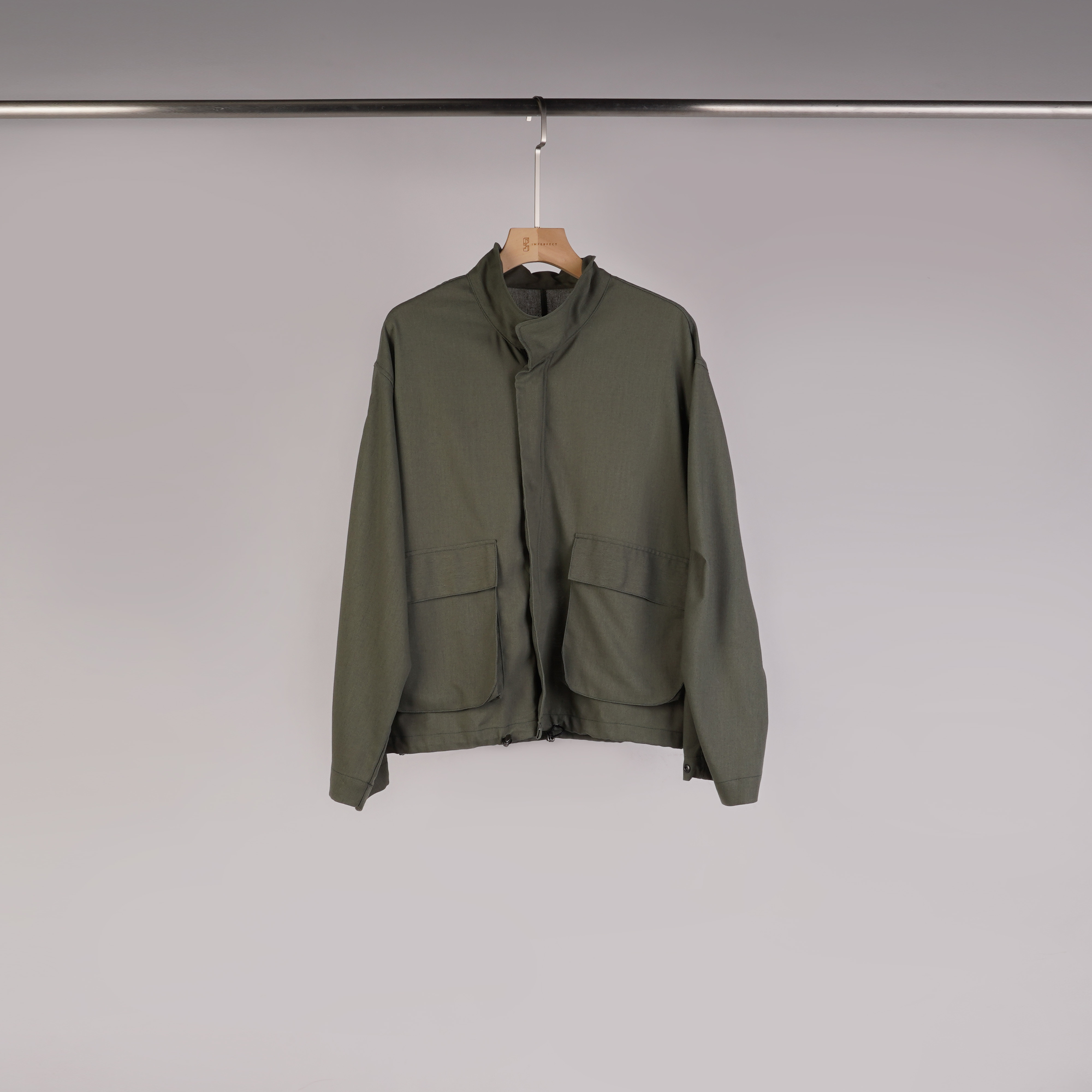 低調抓皺抽繩外套｜軍綠