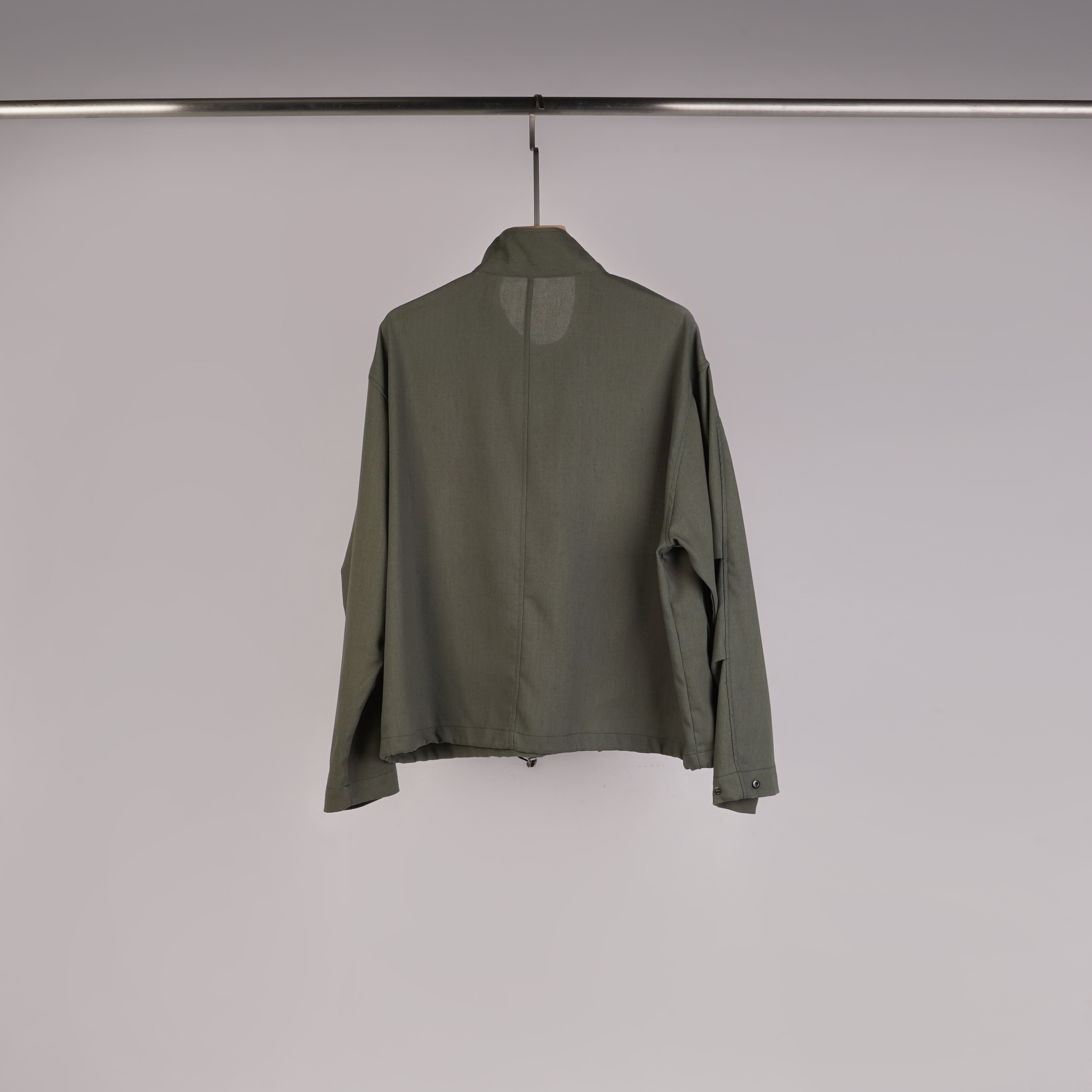 低調抓皺抽繩外套｜軍綠