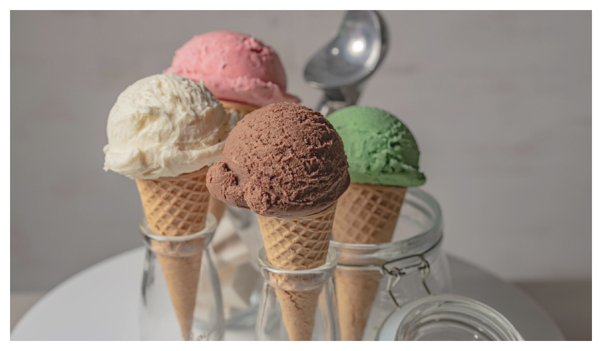 四種口味的冰淇淋甜筒