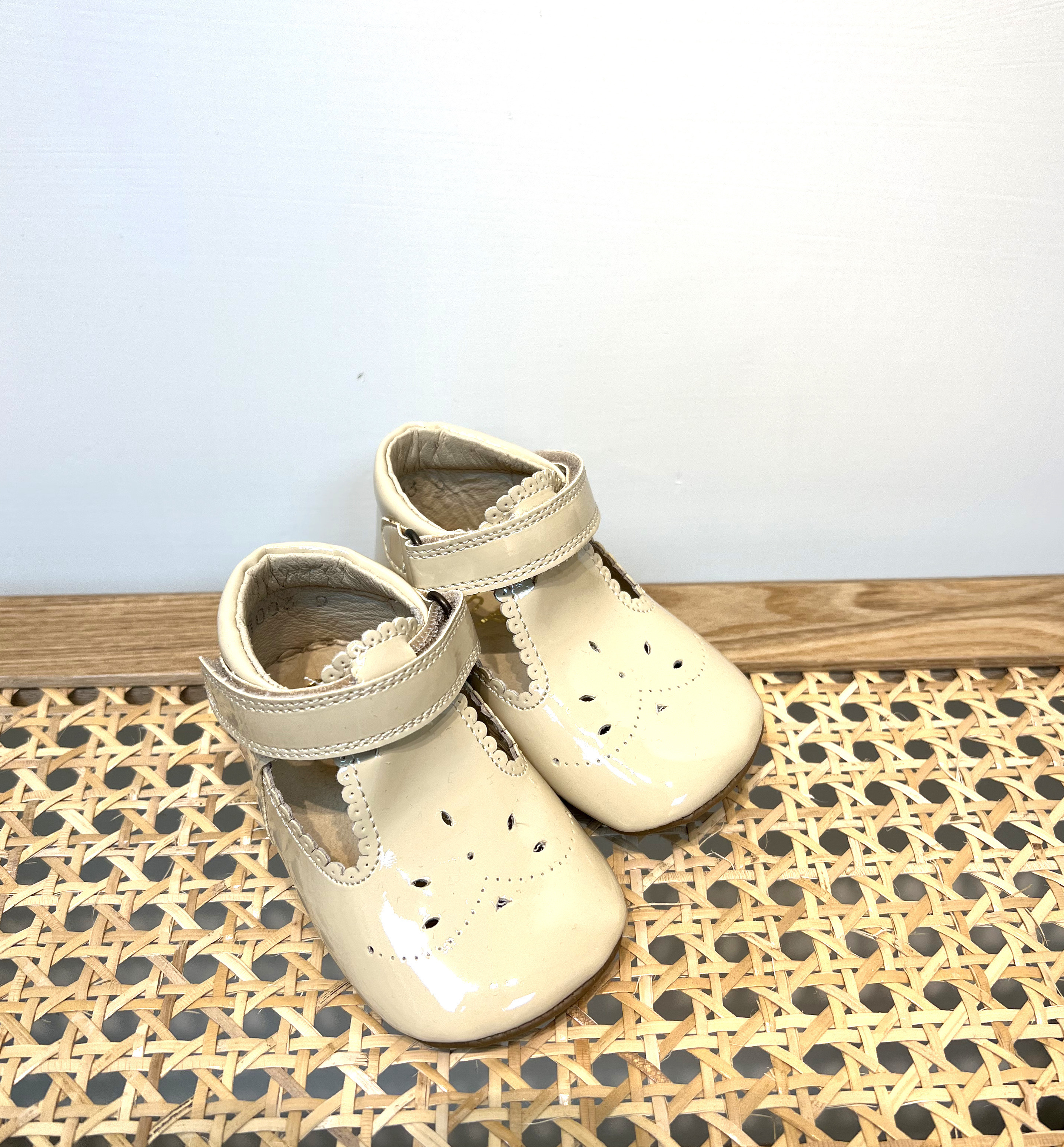 POM POM 漆皮雕花學步鞋 Ballerina t-bar - sand patent 米白