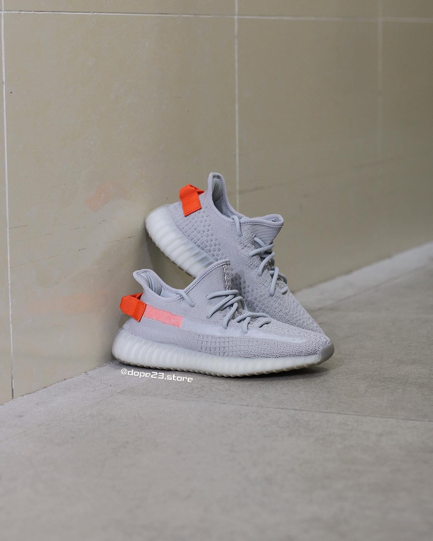 預訂 adidas Yeezy Boost 350 V2 Tail Light  FX9017