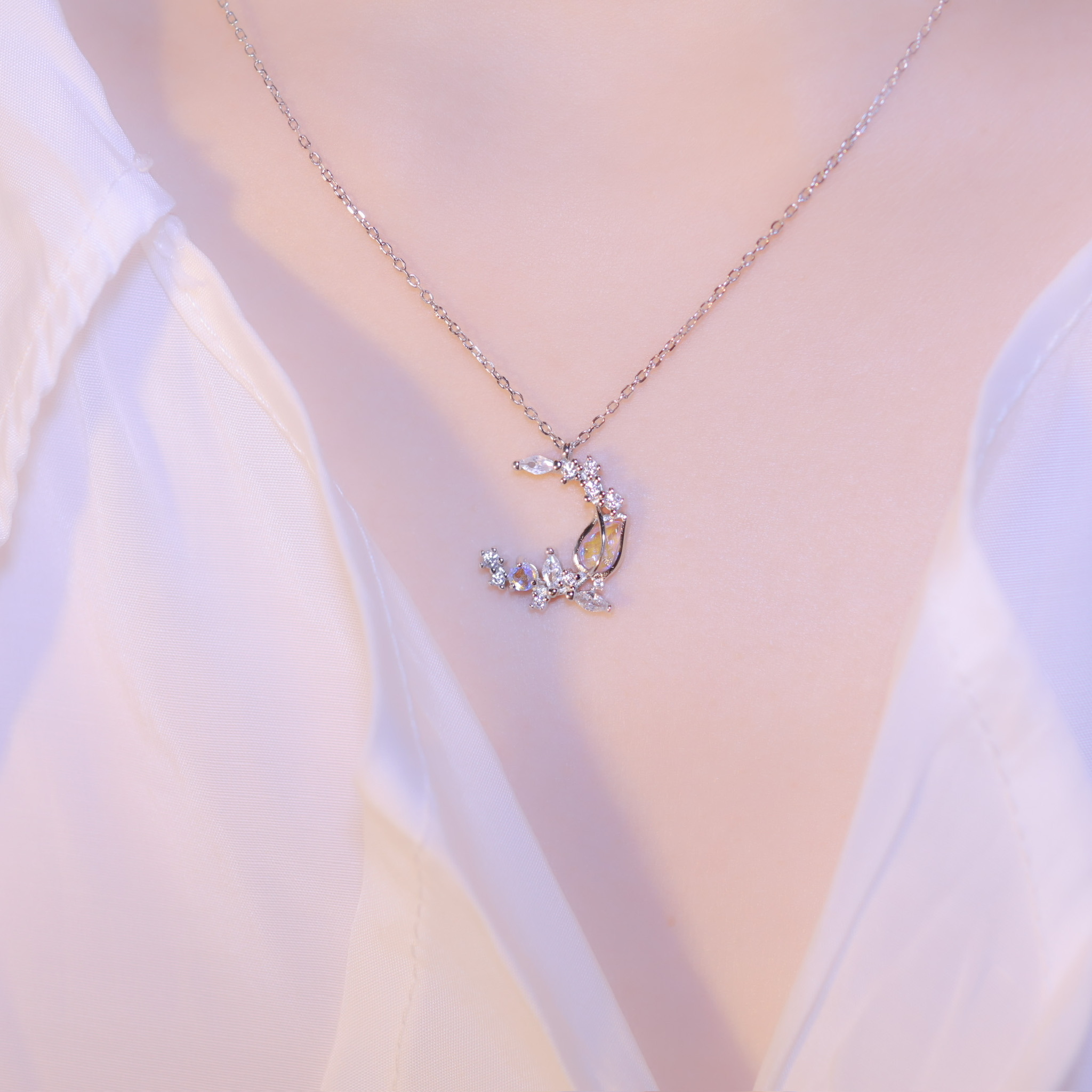 | 925純銀・厚鍍白金・ 琉璃 | 花花擁月項鍊| NE0836 |