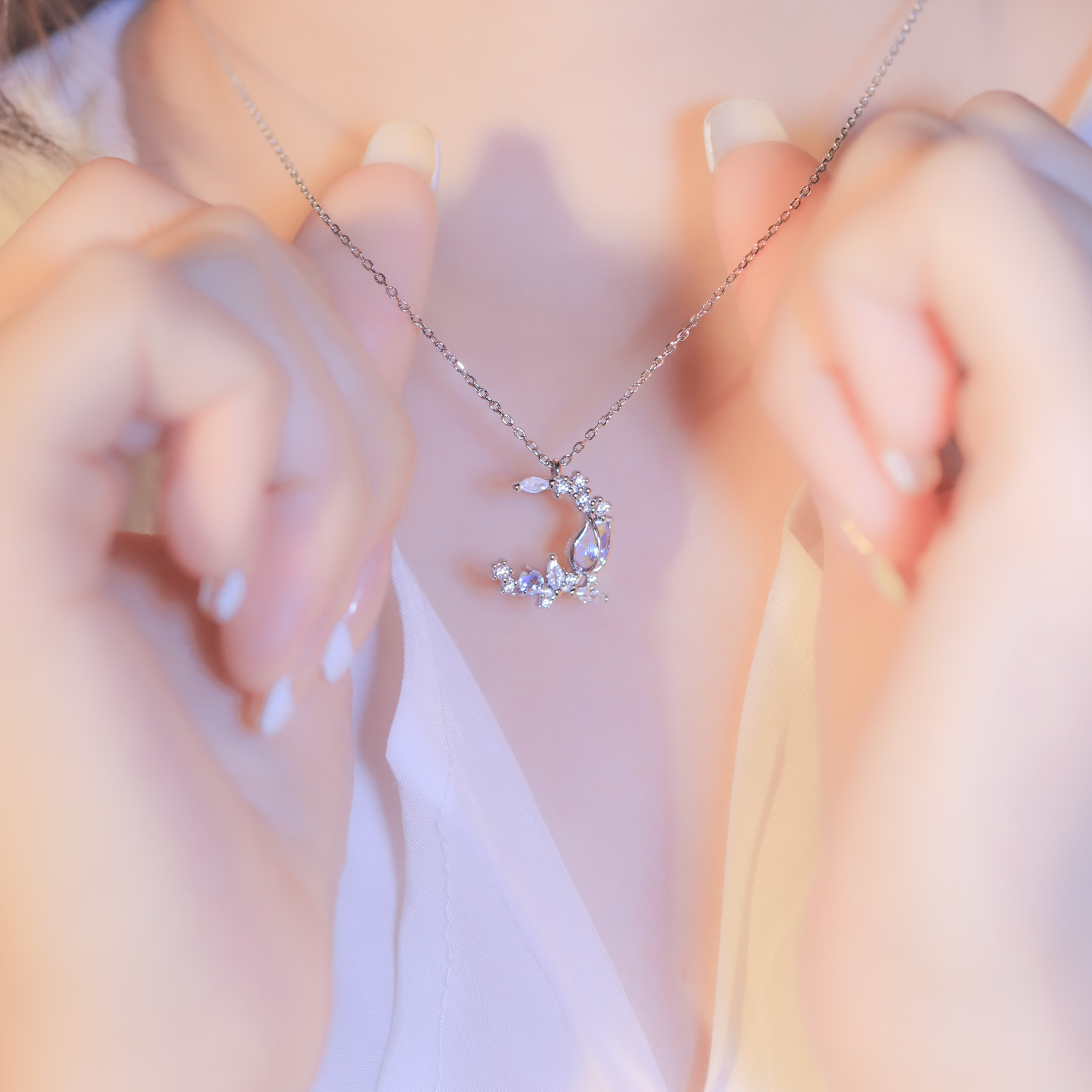 | 925純銀・厚鍍白金・ 琉璃 | 花花擁月項鍊| NE0836 |