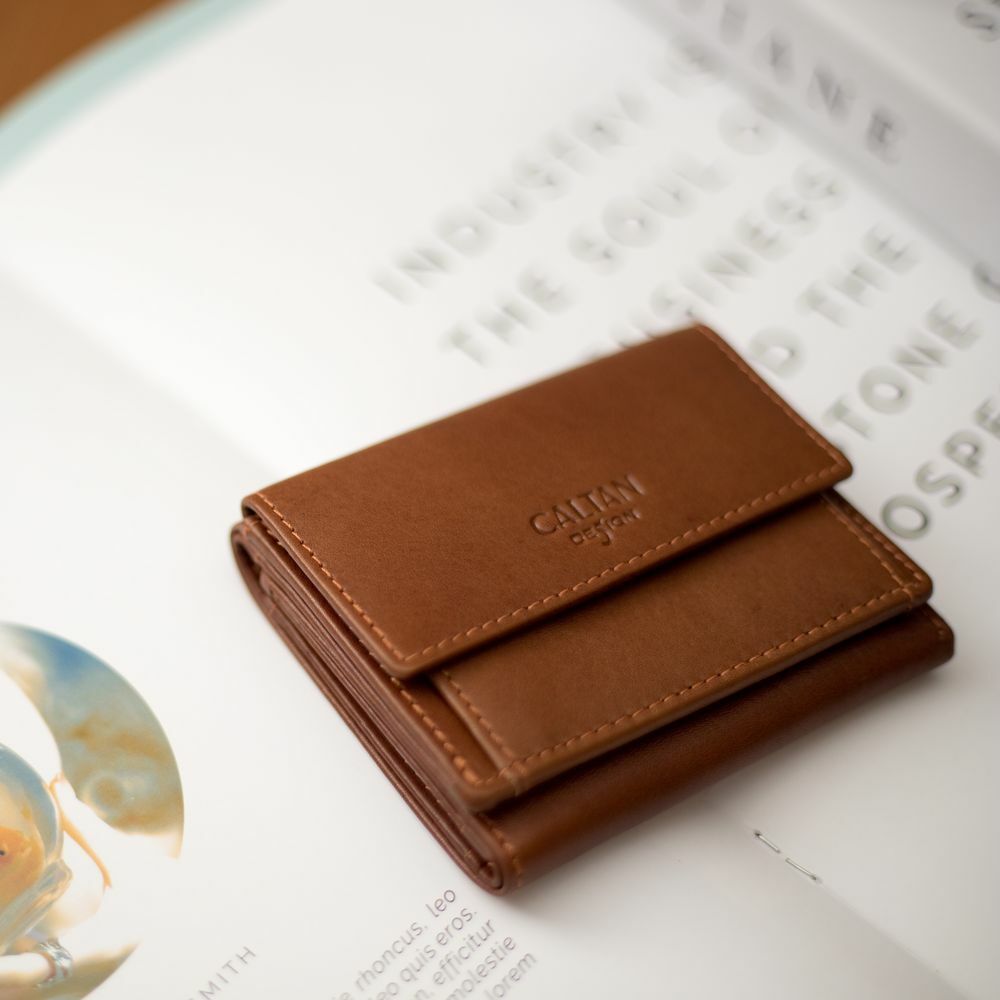 『新品上市』老爺有喜 小文藝扣式真皮短夾 (075055cd)