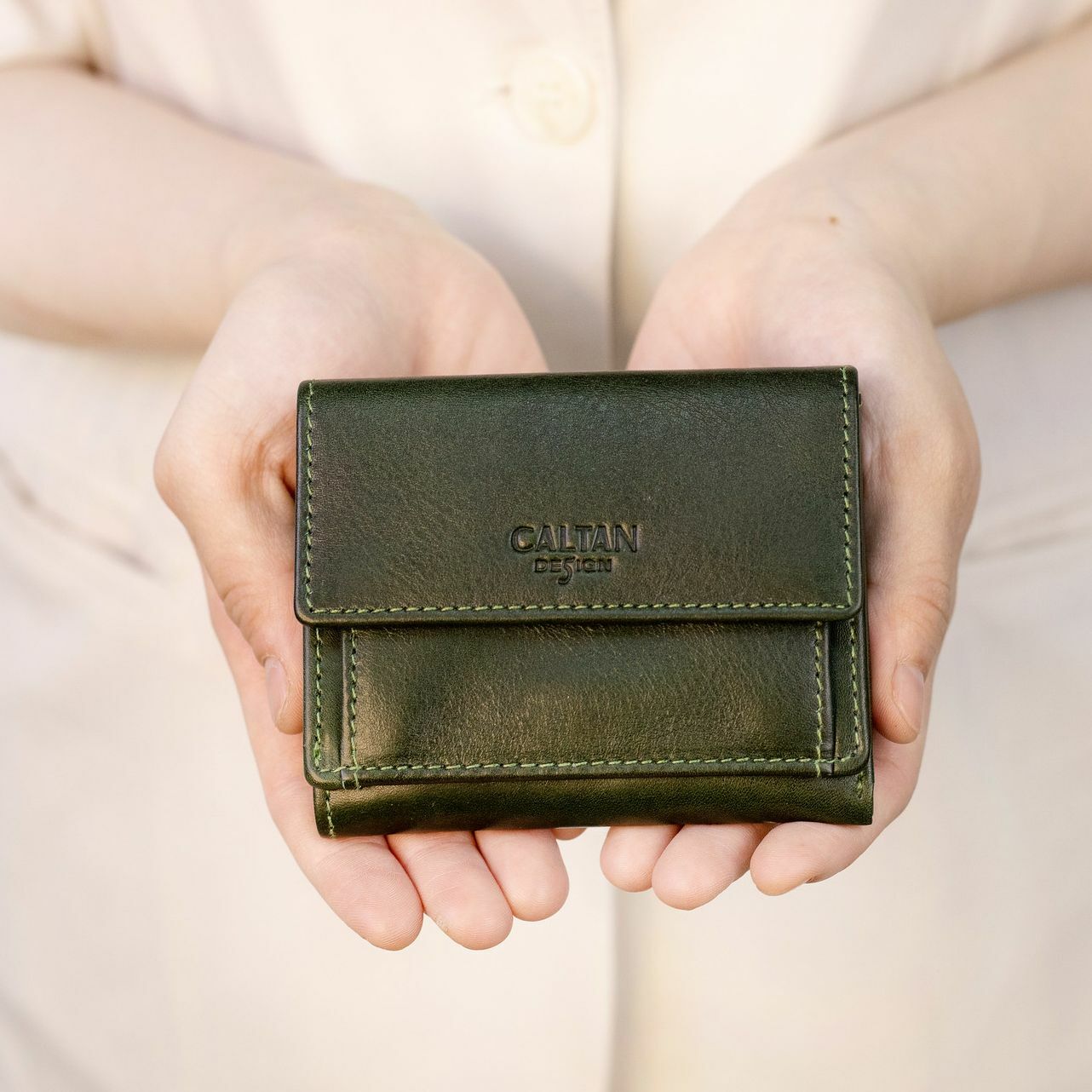 『新品上市』老爺有喜 小文藝扣式真皮短夾 (075055cd)