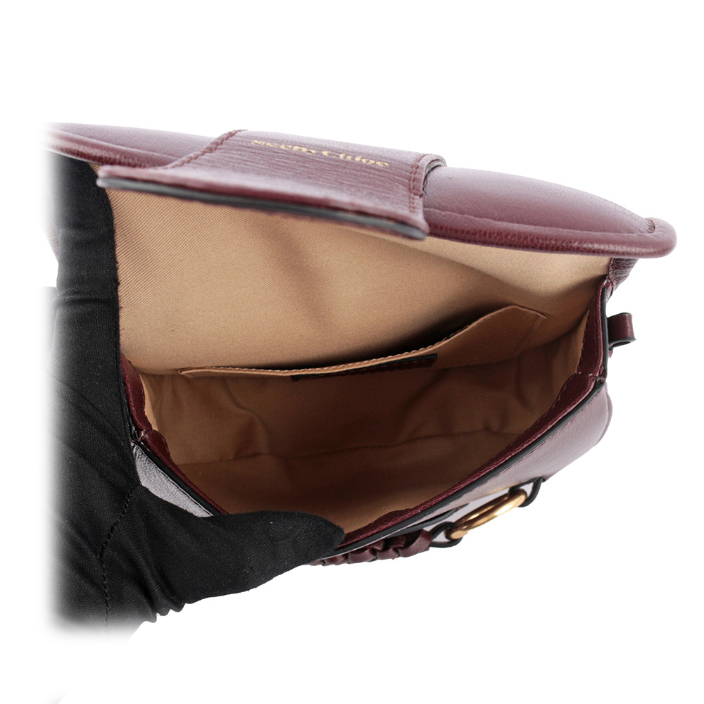 【SEE BY CHLOE】Saddie 閃亮山羊皮翻蓋斜背包(深棕色)