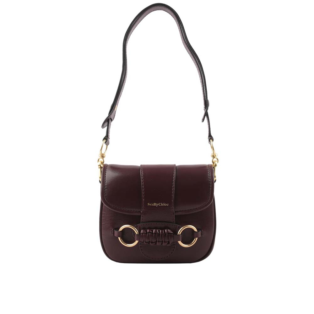 【SEE BY CHLOE】Saddie 閃亮山羊皮翻蓋斜背包(深棕色)