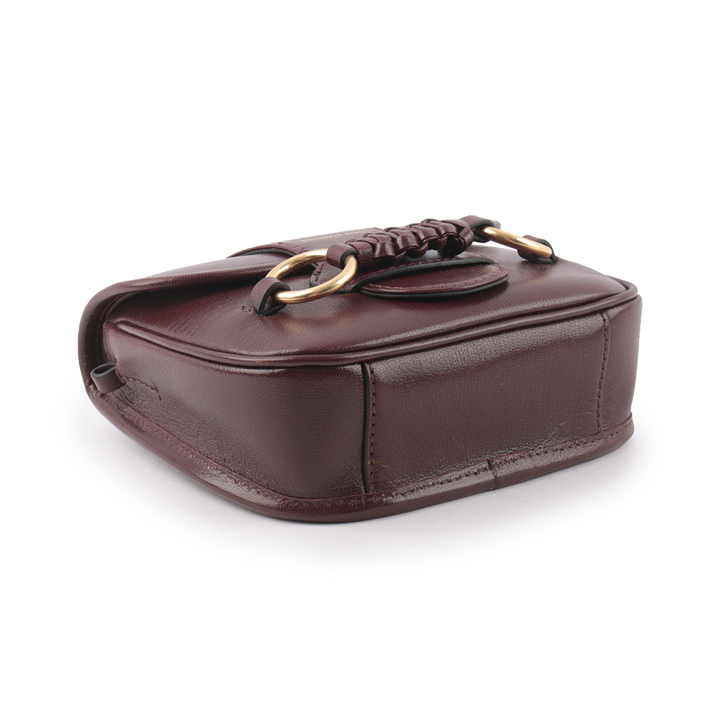 【SEE BY CHLOE】Saddie 閃亮山羊皮翻蓋斜背包(深棕色)