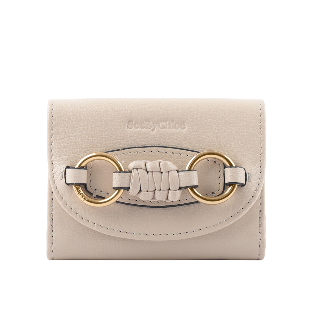 【SEE BY CHLOE】Saddie 山羊皮編織圓環雙釦三折短夾(米色)