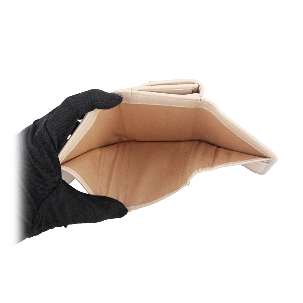 【SEE BY CHLOE】Saddie 山羊皮編織圓環雙釦三折短夾(米色)