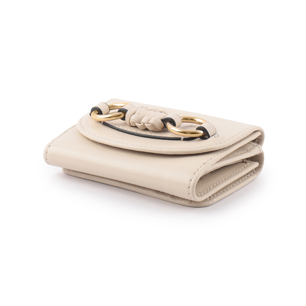 【SEE BY CHLOE】Saddie 山羊皮編織圓環雙釦三折短夾(米色)