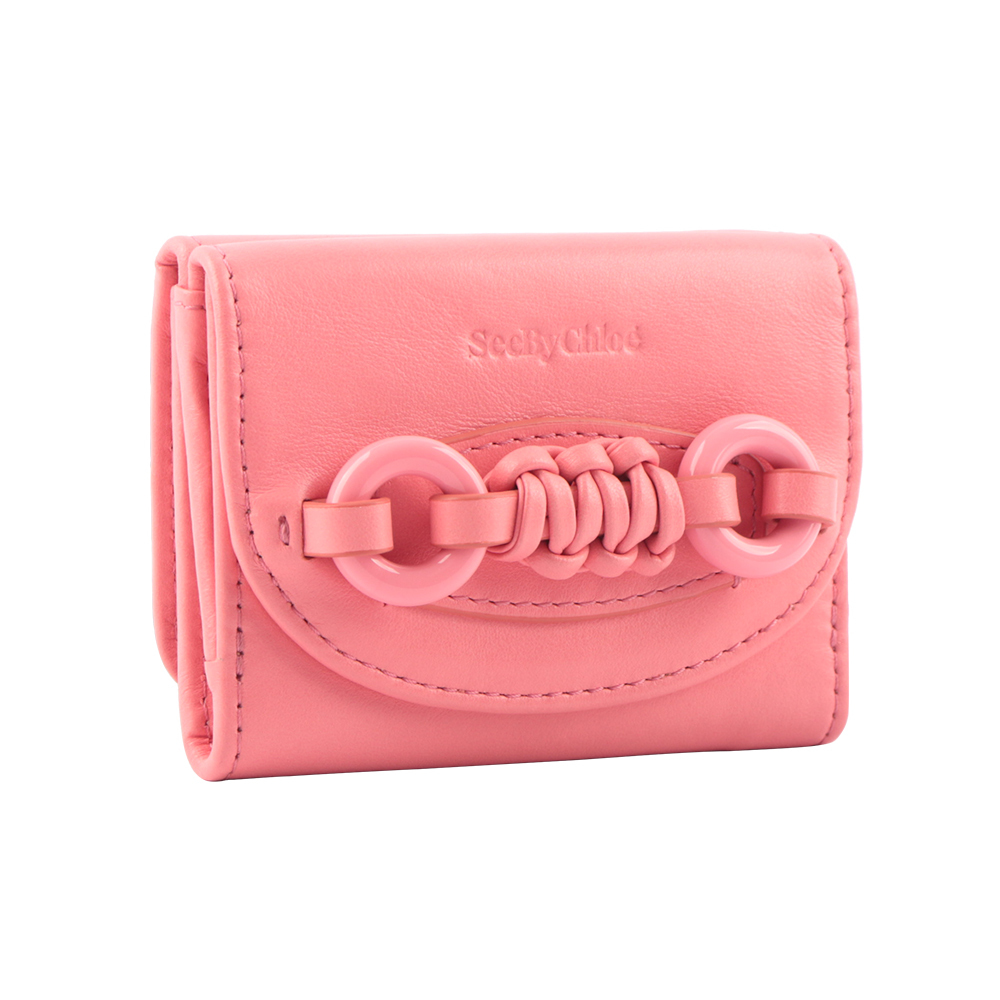 【SEE BY CHLOE】Saddie 單色牛皮編織圓環雙釦三折短夾(落日粉)