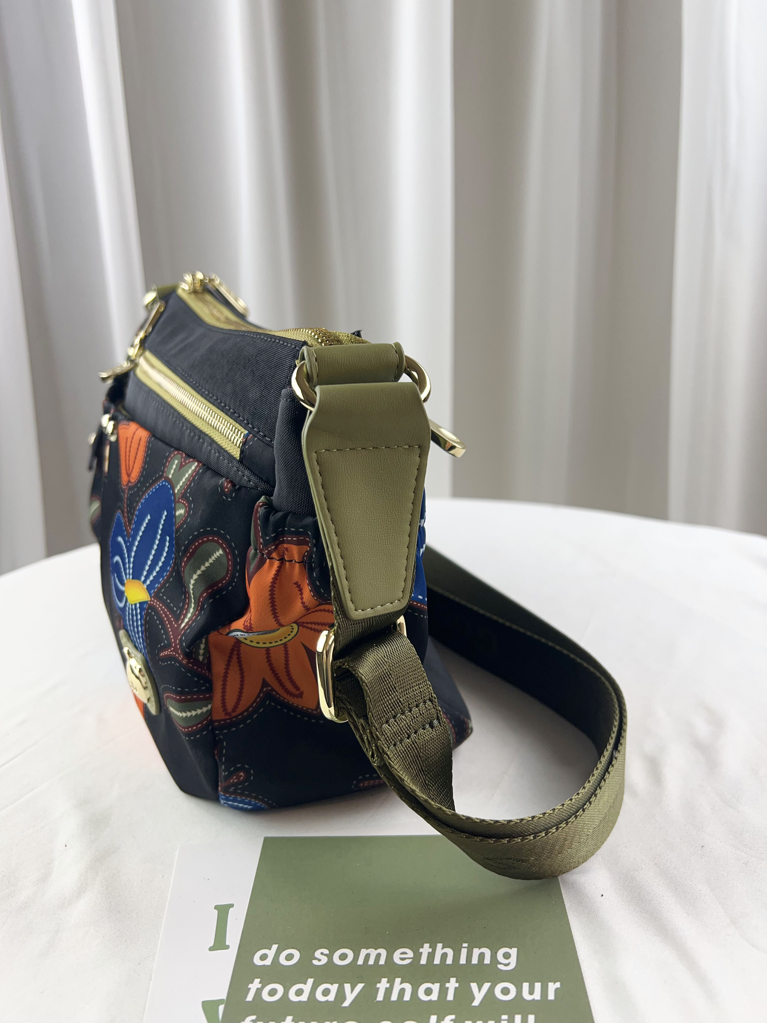 GOODS 黑綠繡花防潑水側背包   #2806