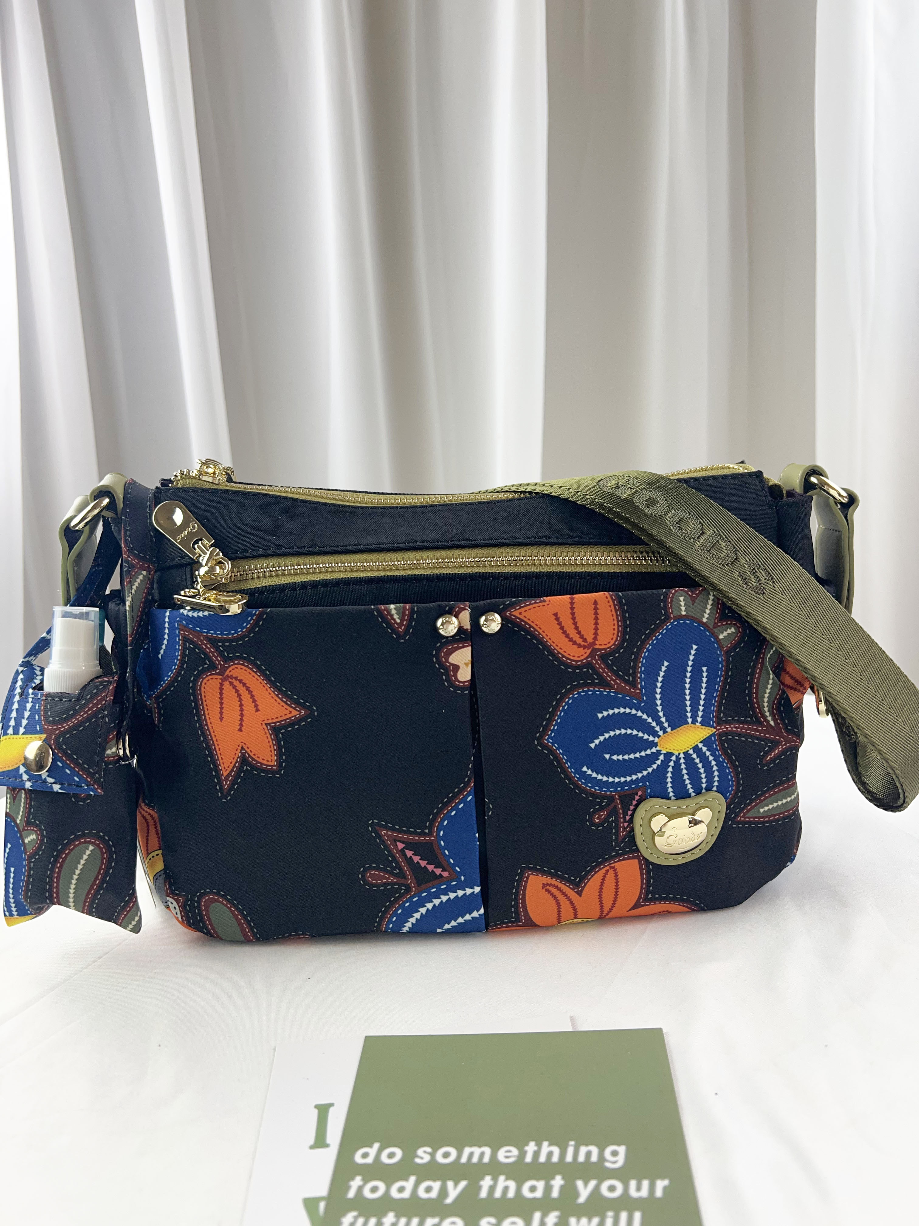 GOODS 黑綠繡花防潑水側背包   #2806