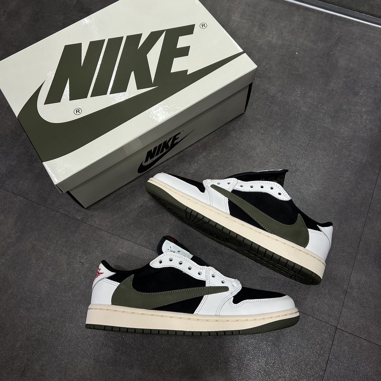 TRAVIS SCOTT x WMNS AIR JORDAN 1 LOW OG SP “OLIVE” 聯名 橄欖綠 倒鉤 DZ4137-106