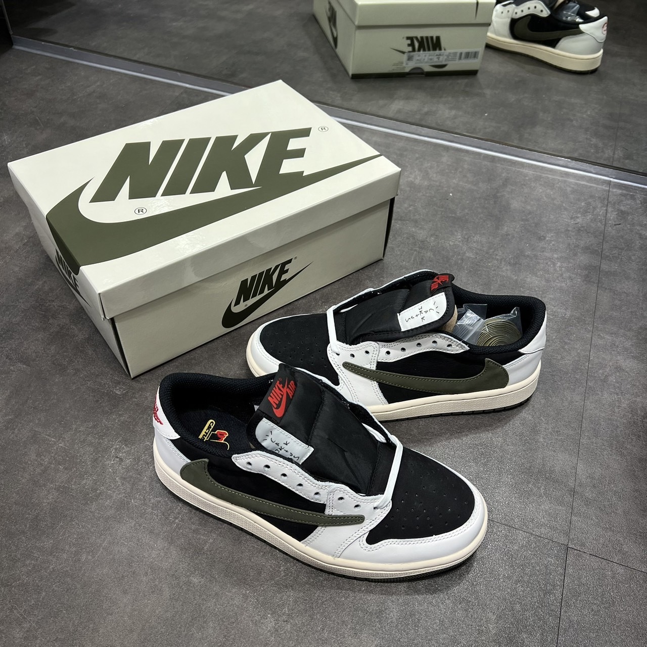 TRAVIS SCOTT x WMNS AIR JORDAN 1 LOW OG SP “OLIVE” 聯名 橄欖綠 倒鉤 DZ4137-106