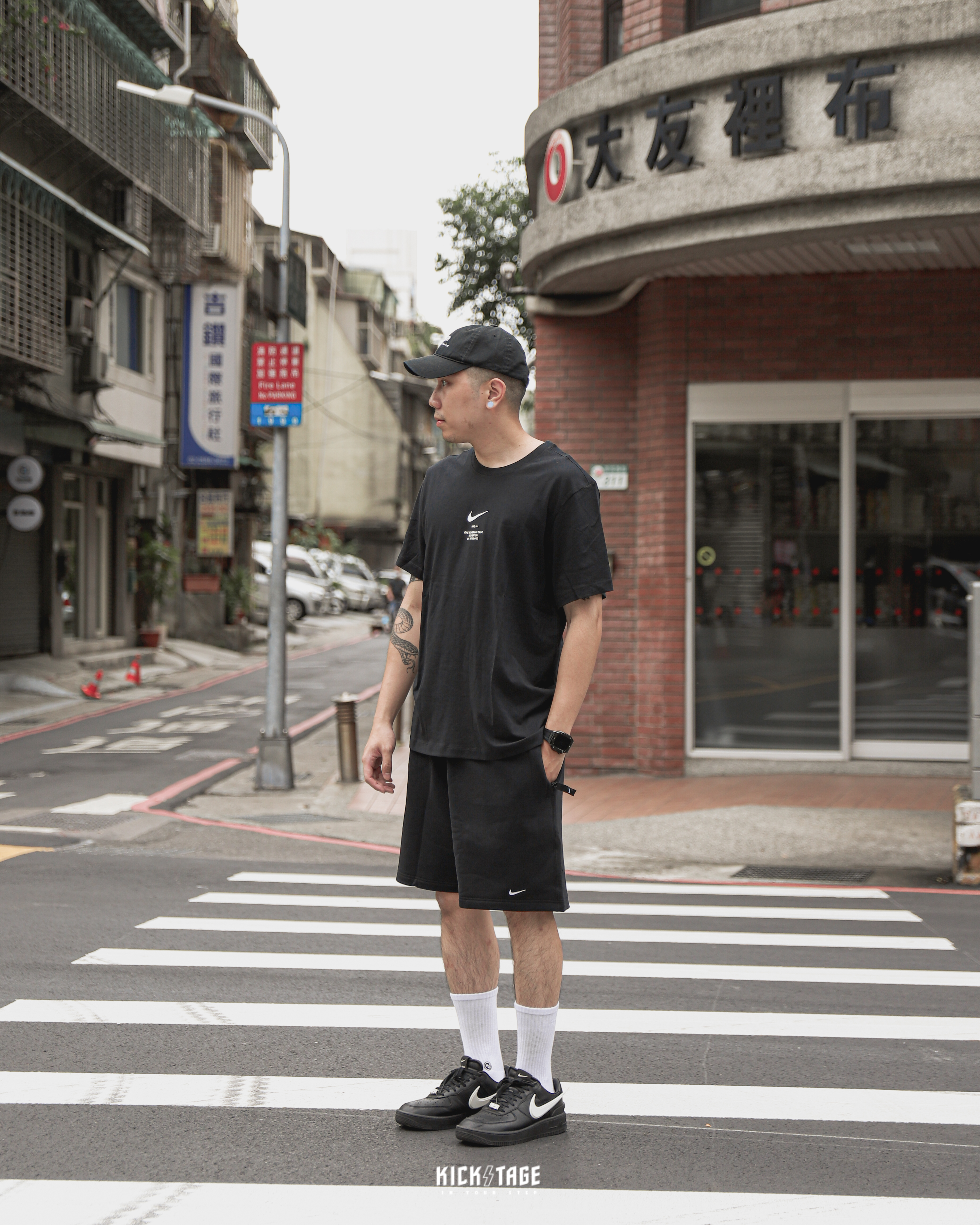 **特價商品售出不退換**NIKE NSW SWOOSH OW TEE 黑色 白色 黃色 標語 文字 大勾 基本款 寬鬆 短T【DZ2882-010】OFF WHITE 平價版