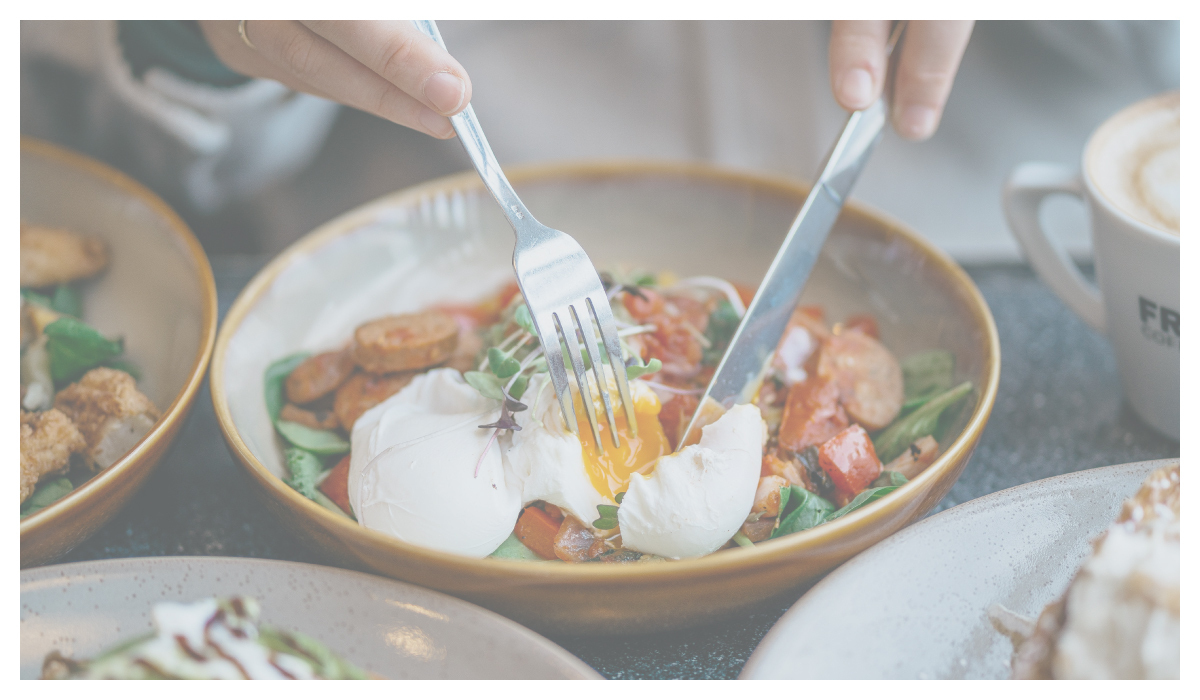刀叉吃著生酮飲食食物