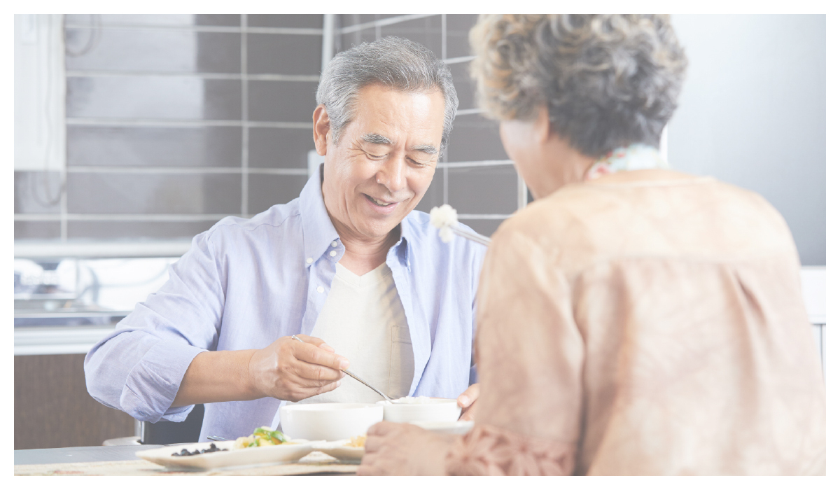 兩位長輩在吃飯