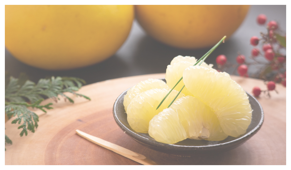 盤子裡裝著剝好的柚子