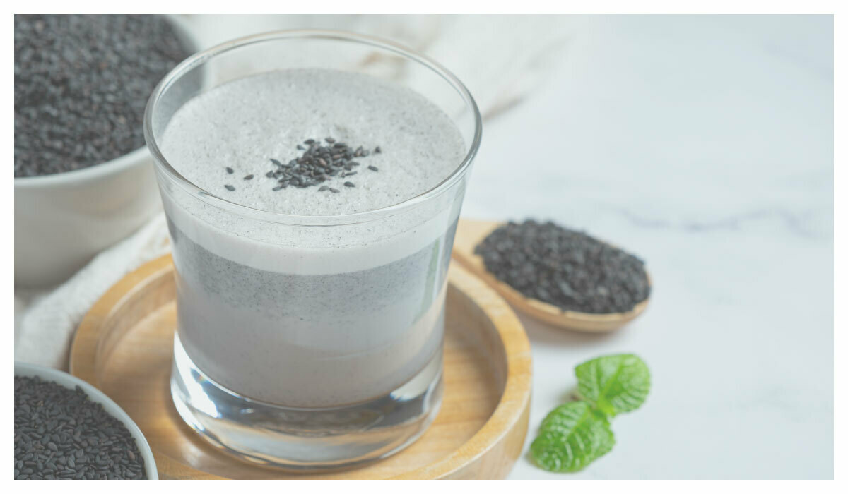 一個杯子裡裝著芝麻口味的飲料