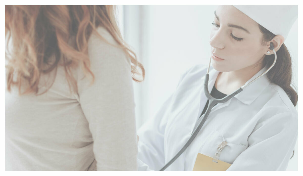 護理師在幫病人做健康檢查