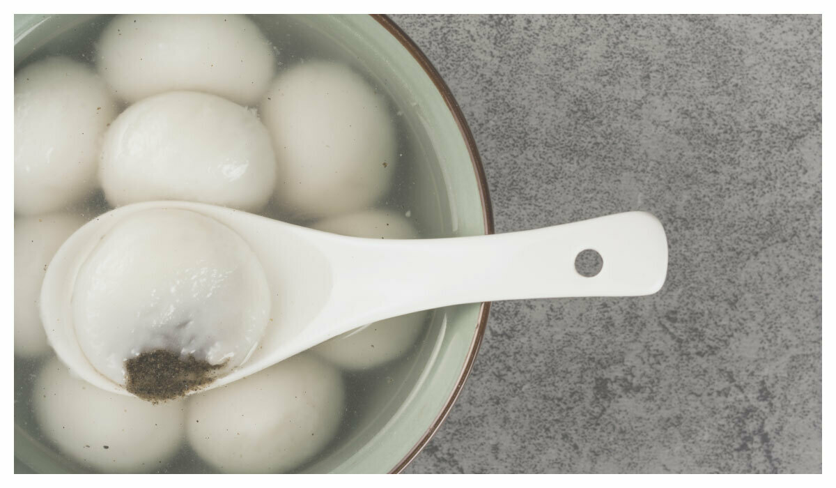 碗裡面裝了芝麻湯圓