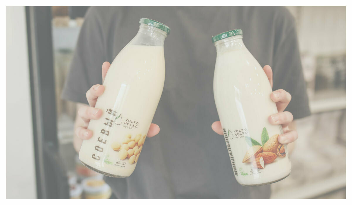 一個人手上拿著兩瓶燕麥奶