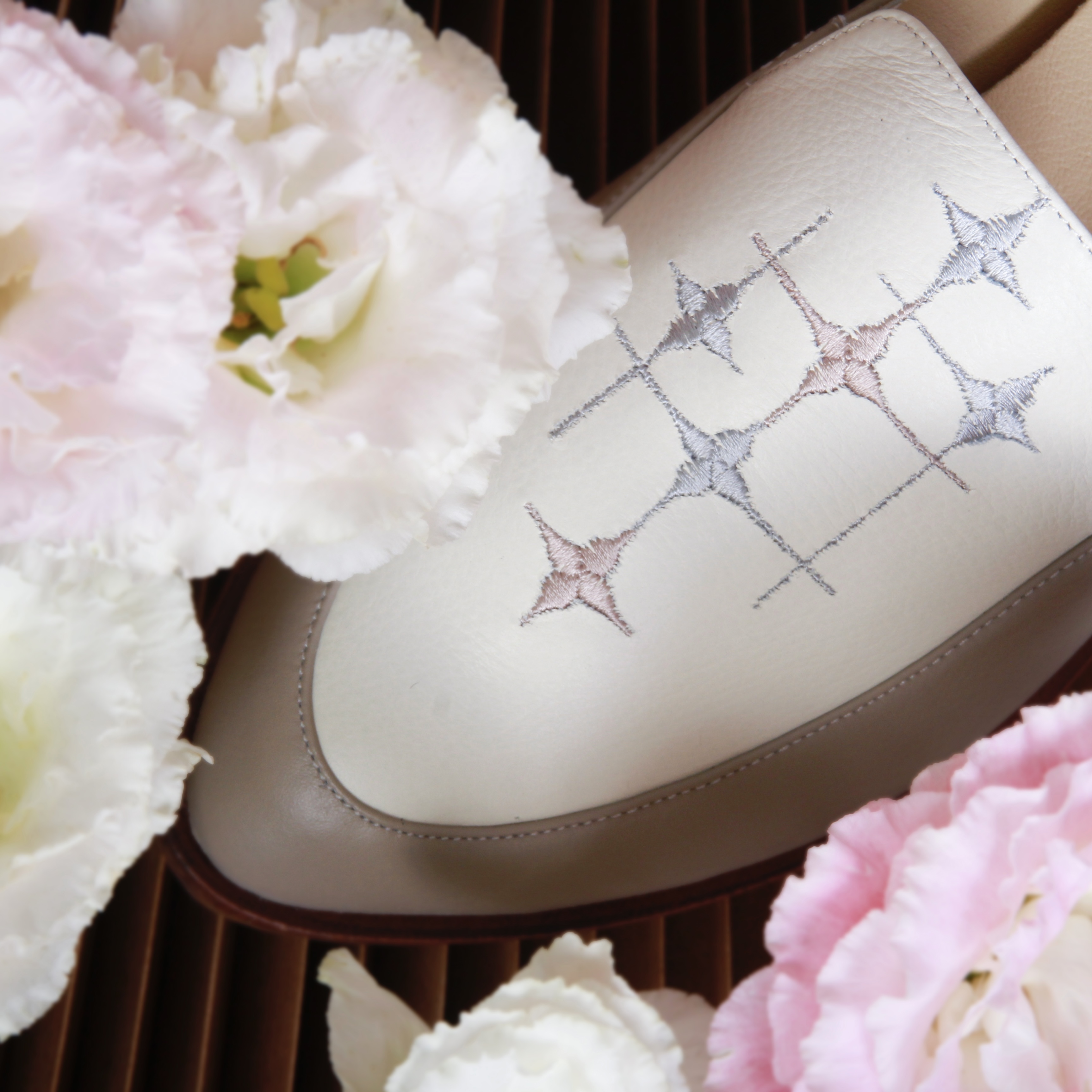 刺繡樂福鞋｜花窗邊(卡其白)