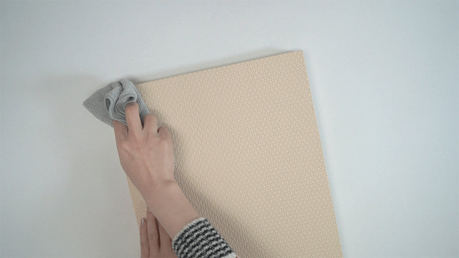 第一步：擦拭壁貼、牆壁面上的灰塵