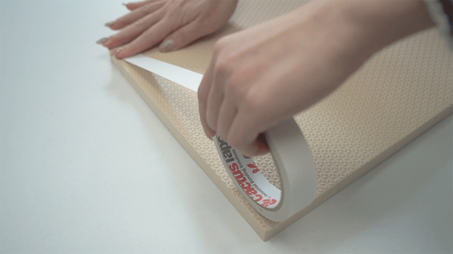 將壁貼黏上雙面膠